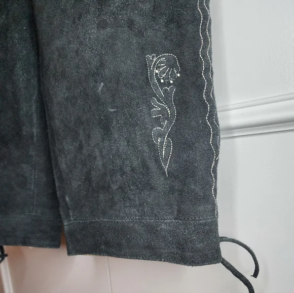 Authentic German Men’s Black Suede Lederhosen with Suspenders – Size 54 - Picture 6 of 13